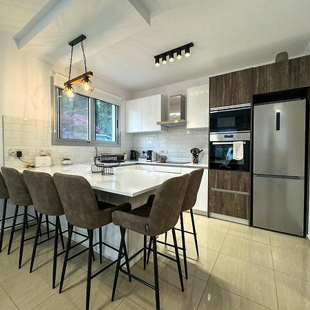Modern 2Br Apartment With Pool, Veranda & Garden In Paphos Kültér fotó