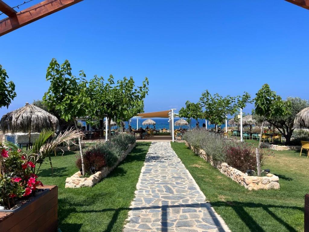 Modern 2Br Apartment With Pool, Veranda & Garden In Paphos Kültér fotó