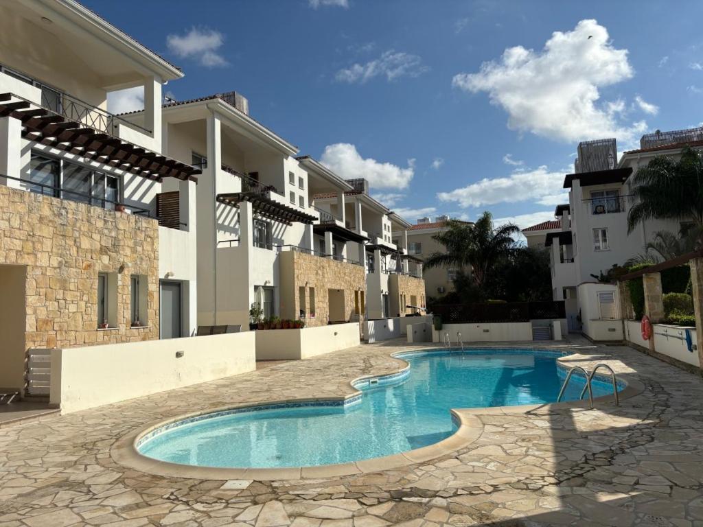 Modern 2Br Apartment With Pool, Veranda & Garden In Paphos Kültér fotó