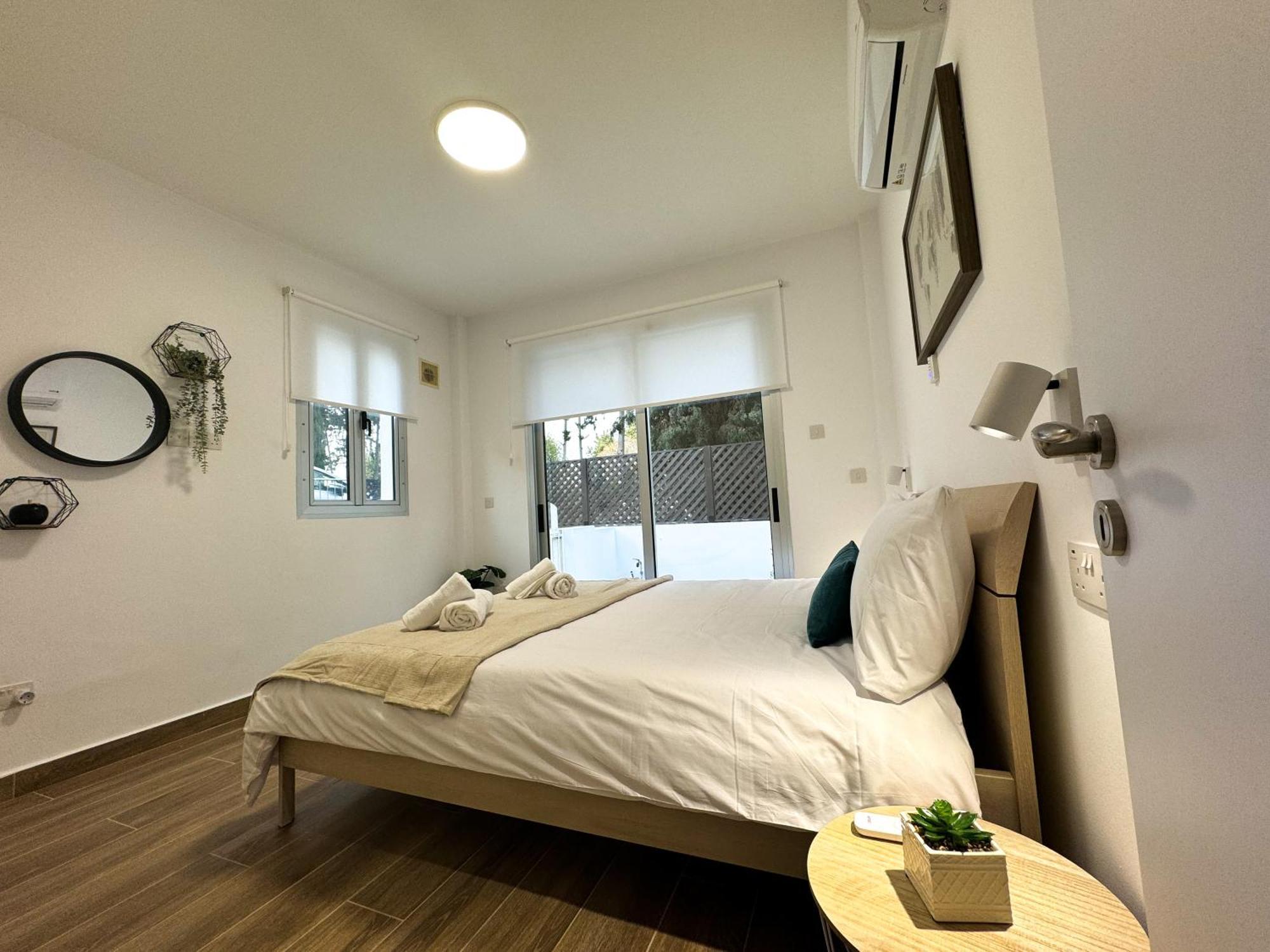 Modern 2Br Apartment With Pool, Veranda & Garden In Paphos Kültér fotó