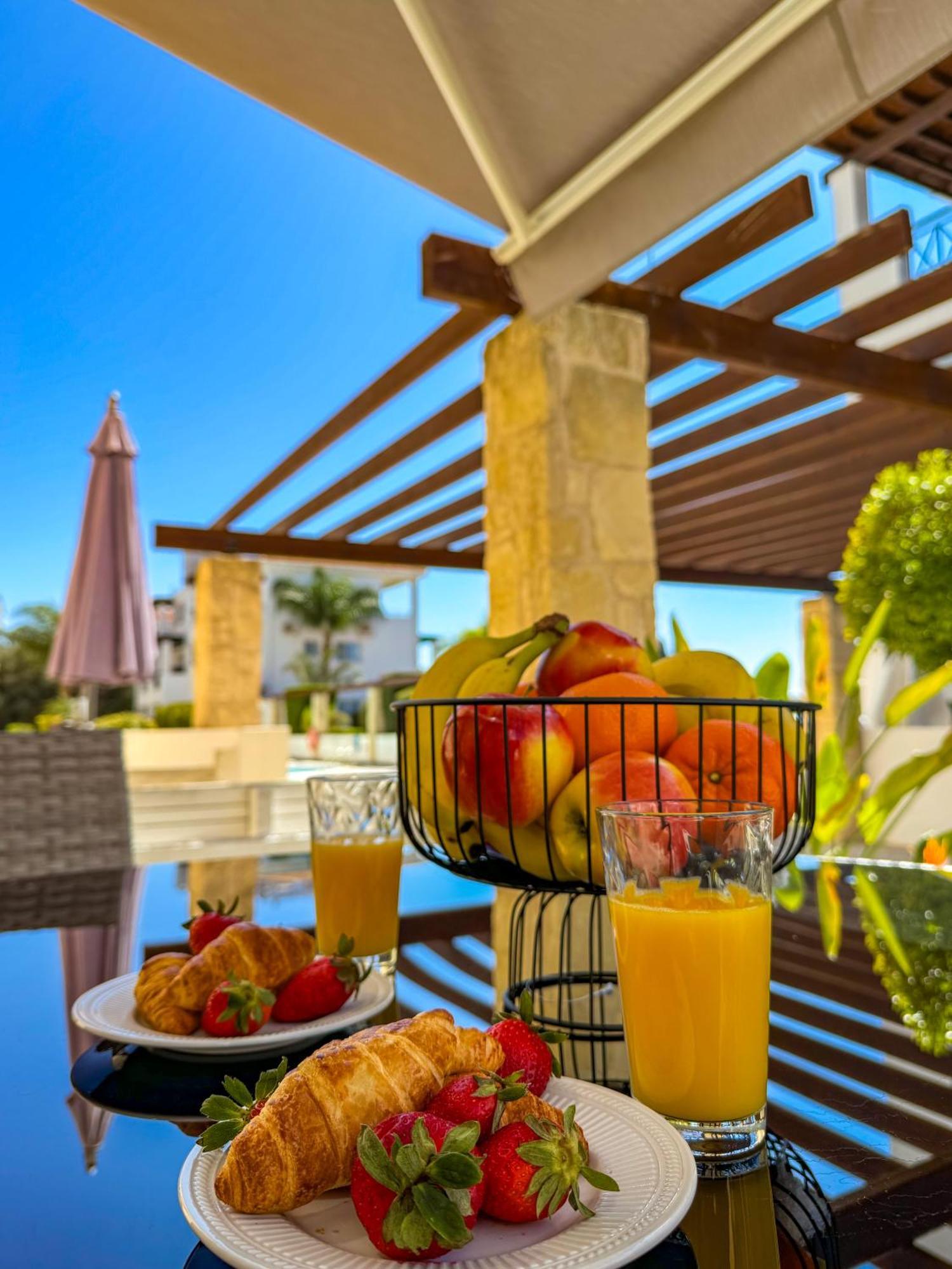 Modern 2Br Apartment With Pool, Veranda & Garden In Paphos Kültér fotó