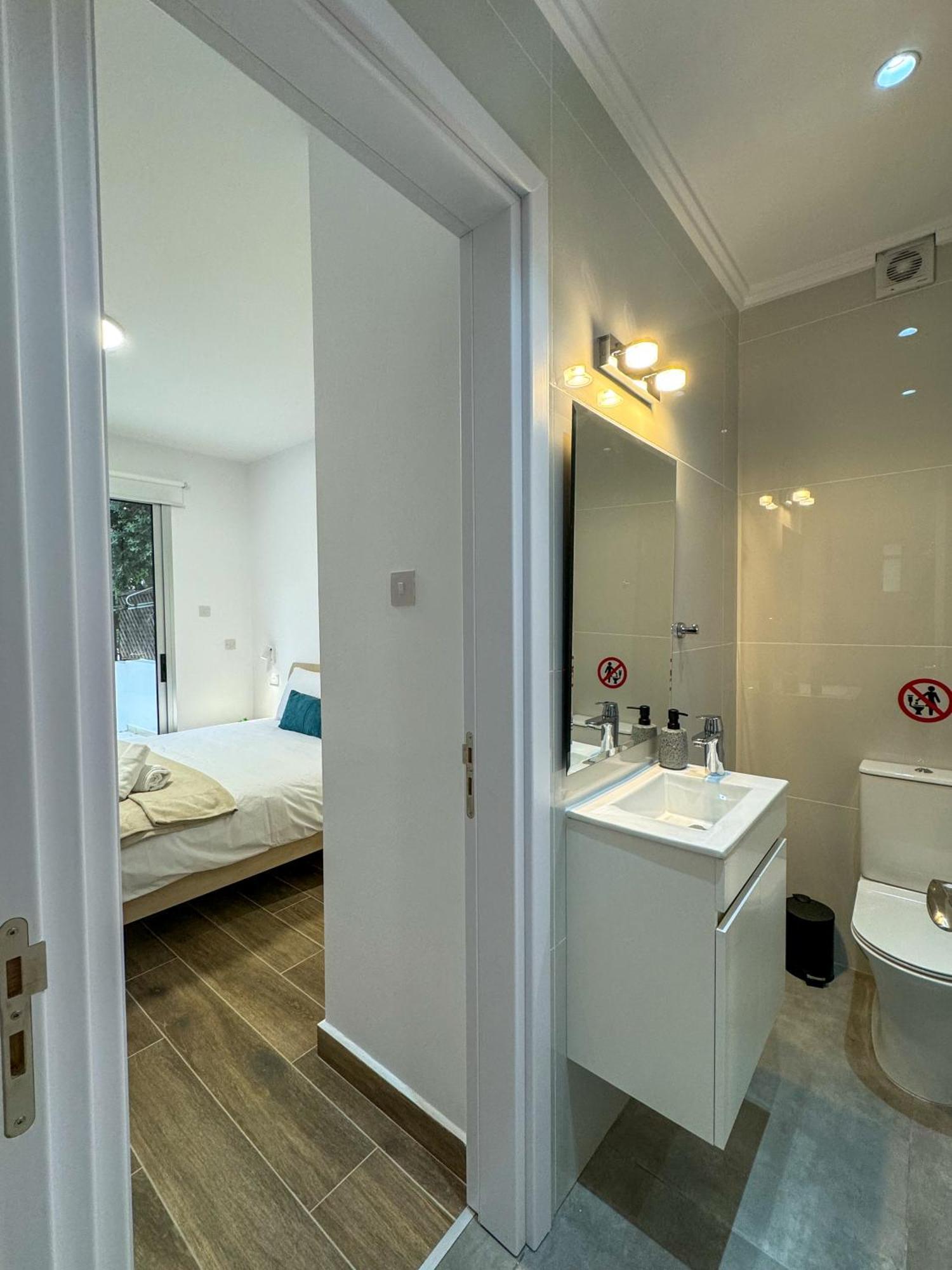 Modern 2Br Apartment With Pool, Veranda & Garden In Paphos Kültér fotó