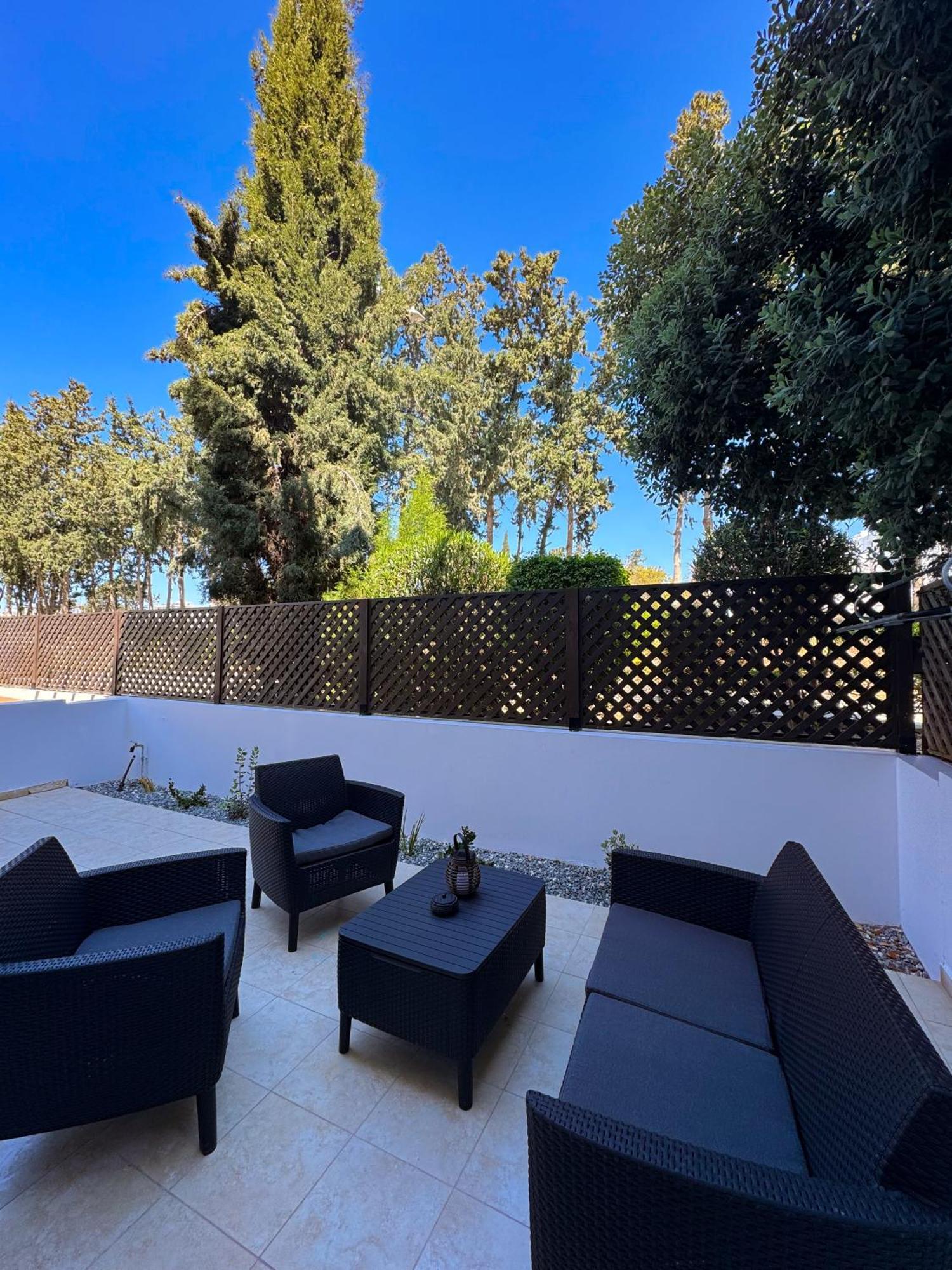 Modern 2Br Apartment With Pool, Veranda & Garden In Paphos Kültér fotó